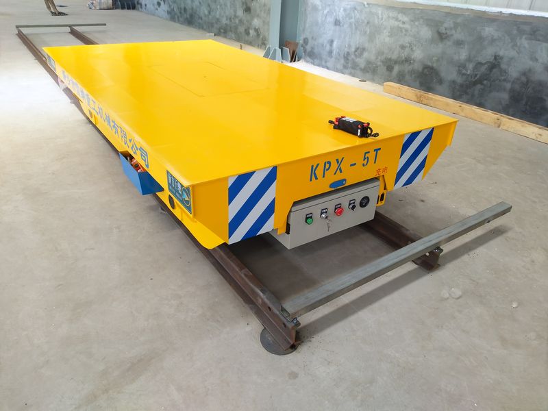 在電動平車的中間部位，載荷分布要均均